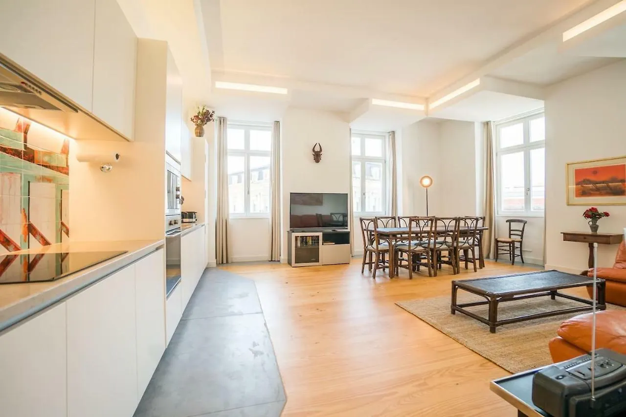 Spacious & Bright Apartment In Cais Sodre Lisboa
