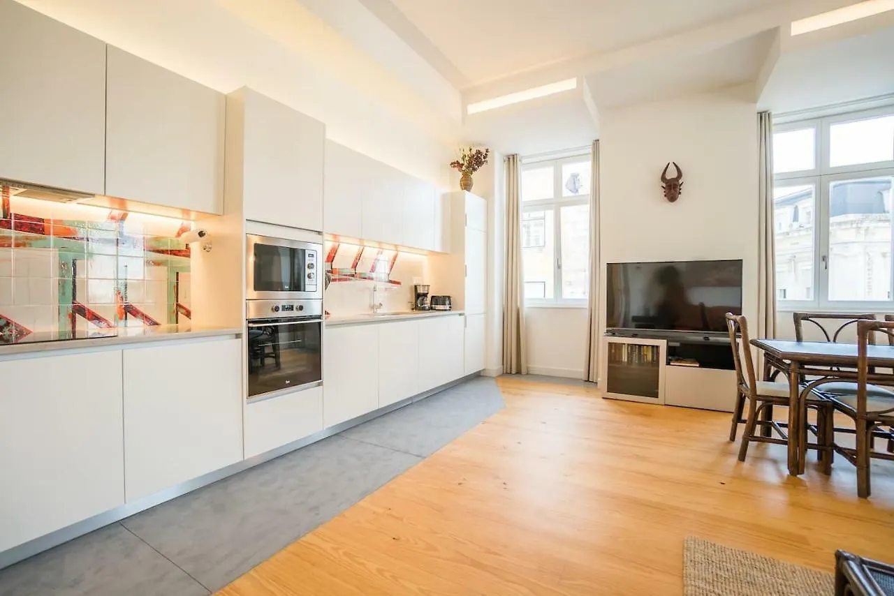 Spacious & Bright Apartment In Cais Sodre Lisboa