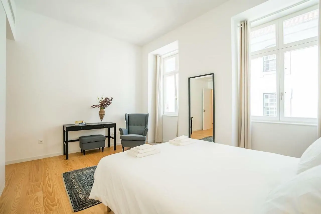 Spacious & Bright Apartment In Cais Sodre Lisboa