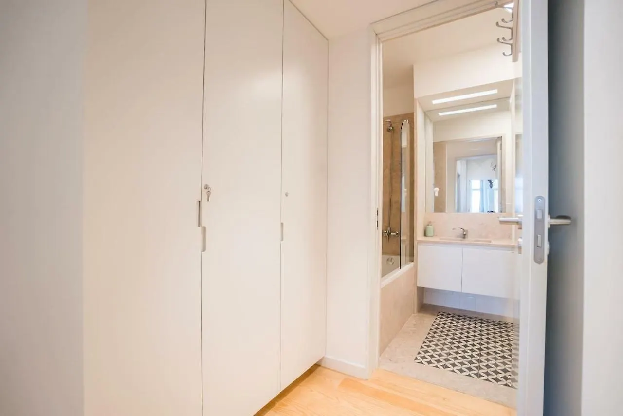 Spacious & Bright Apartment In Cais Sodre Lisboa