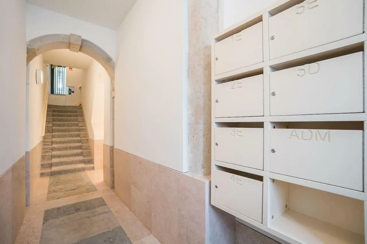 Spacious & Bright Apartment In Cais Sodre Lisboa